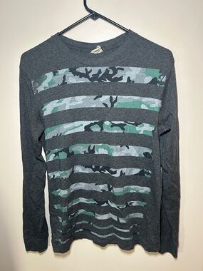 Hybrid Men's Charcoal Gray Long-Sleeve with Green Camo Stripes small